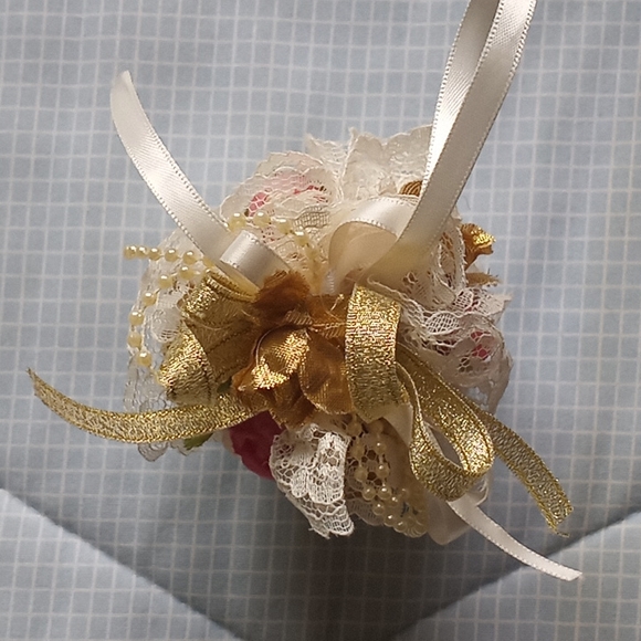 Victorian Christmas/Valentines Ornament - Picture 3 of 4